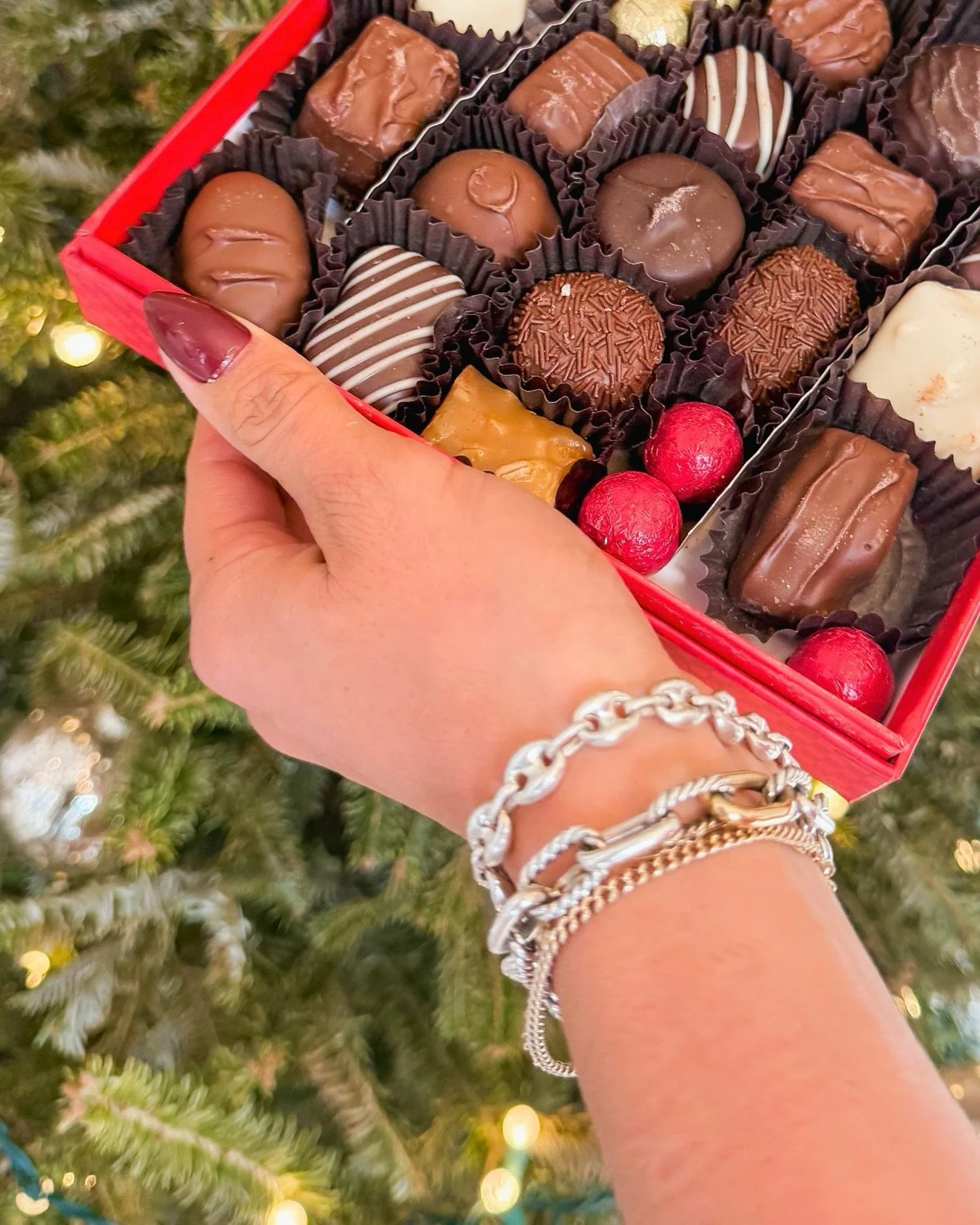 Oh, don&rsquo;t mind us&hellip; just casually showing off our gorgeous new bracelets! Big thank you to @welovesaro for hosting our team while we treated ourselves and picked out what we really wanted for Christmas 💎✨🤍