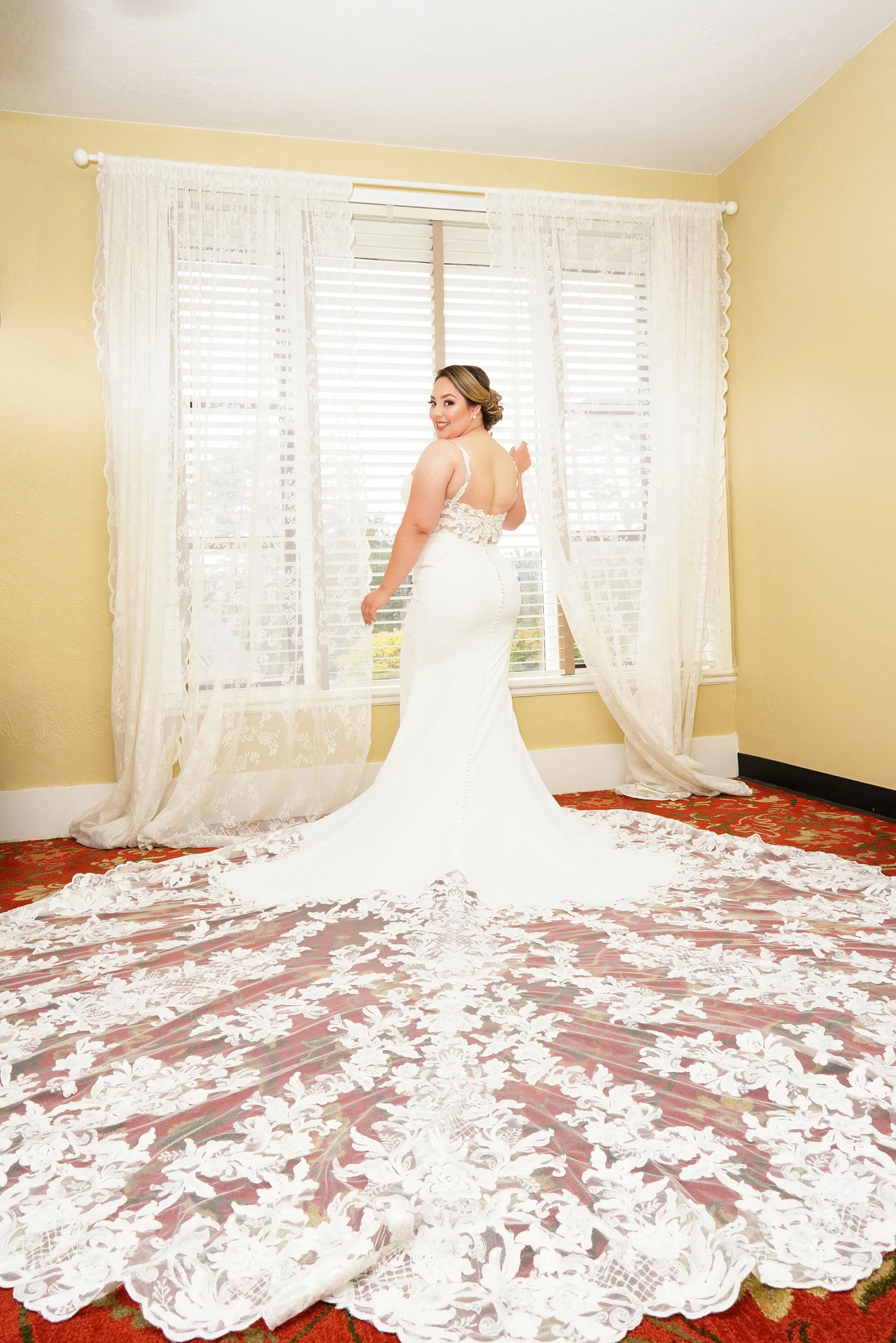 luxury-bride-wedding-dress-fanned-out-details-berkeley-country-club.jpg