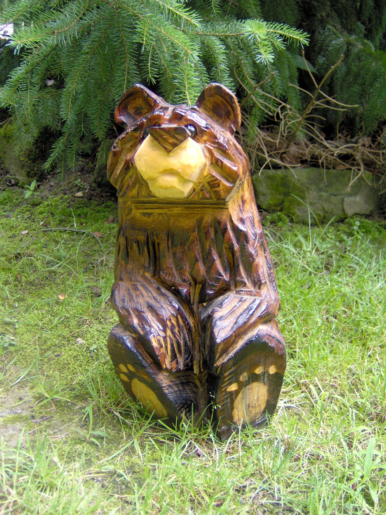 chainsaw carved sitting bear
