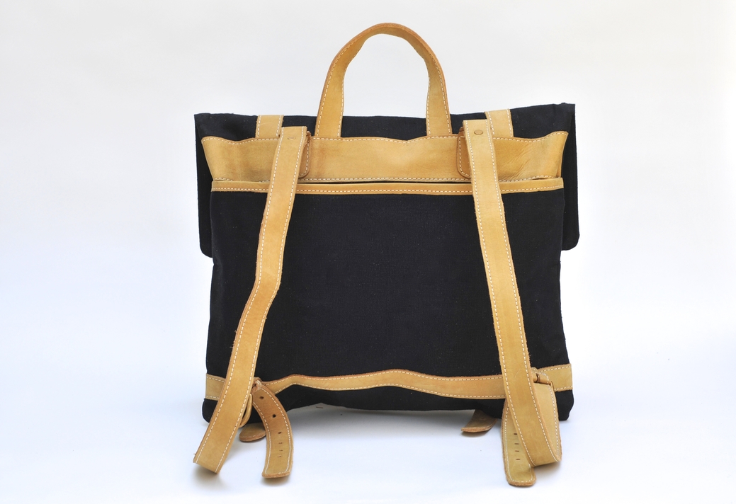 rsz_hala_backpack_black_back.jpg
