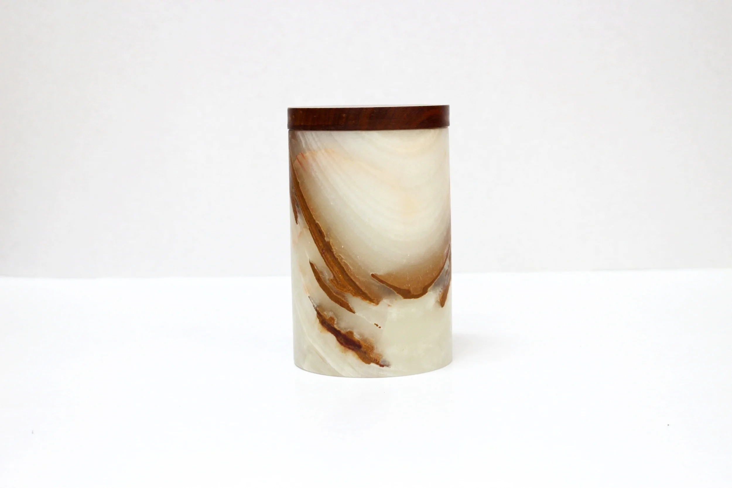 Onyx-container-natural-material-different-textures