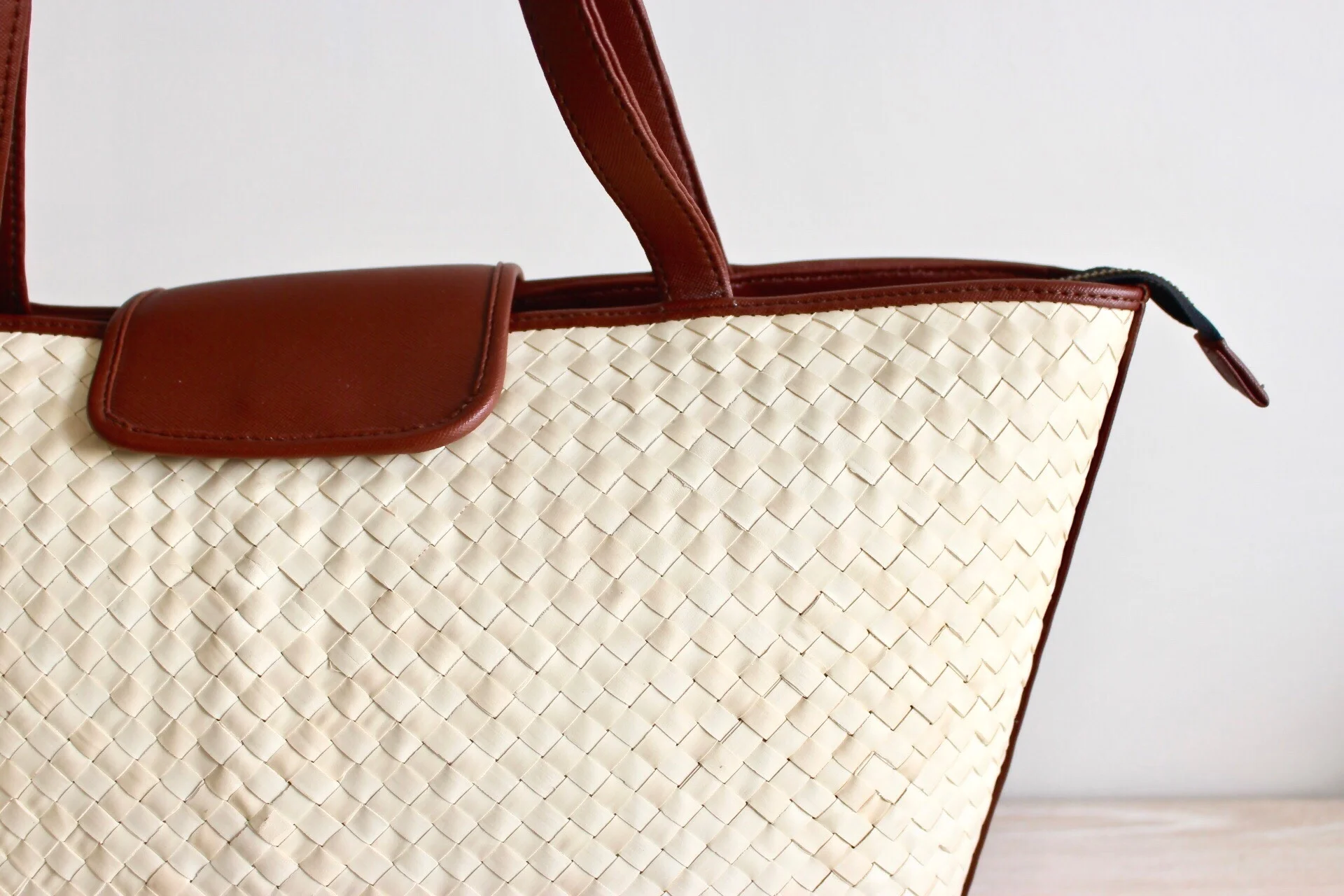 Palm leaf detailed tote handbag
