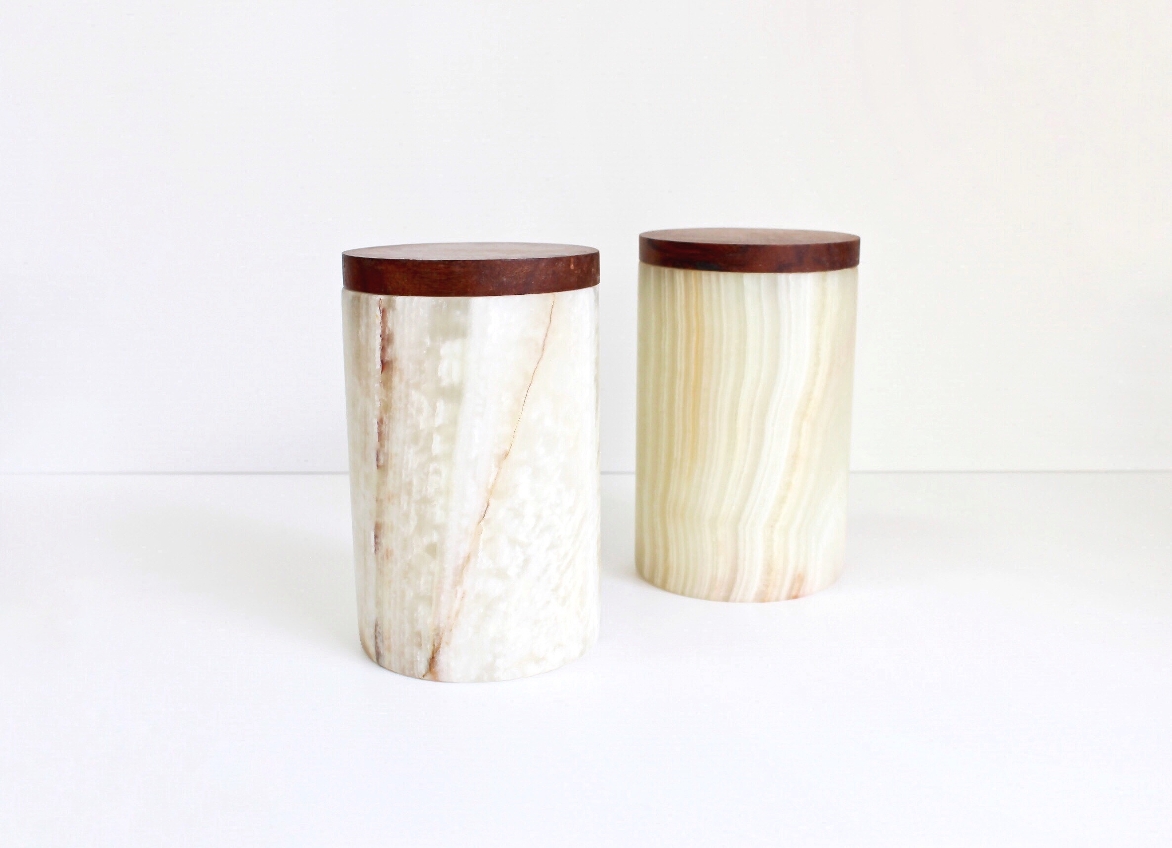 Onyx-container-natural-material-different-textures