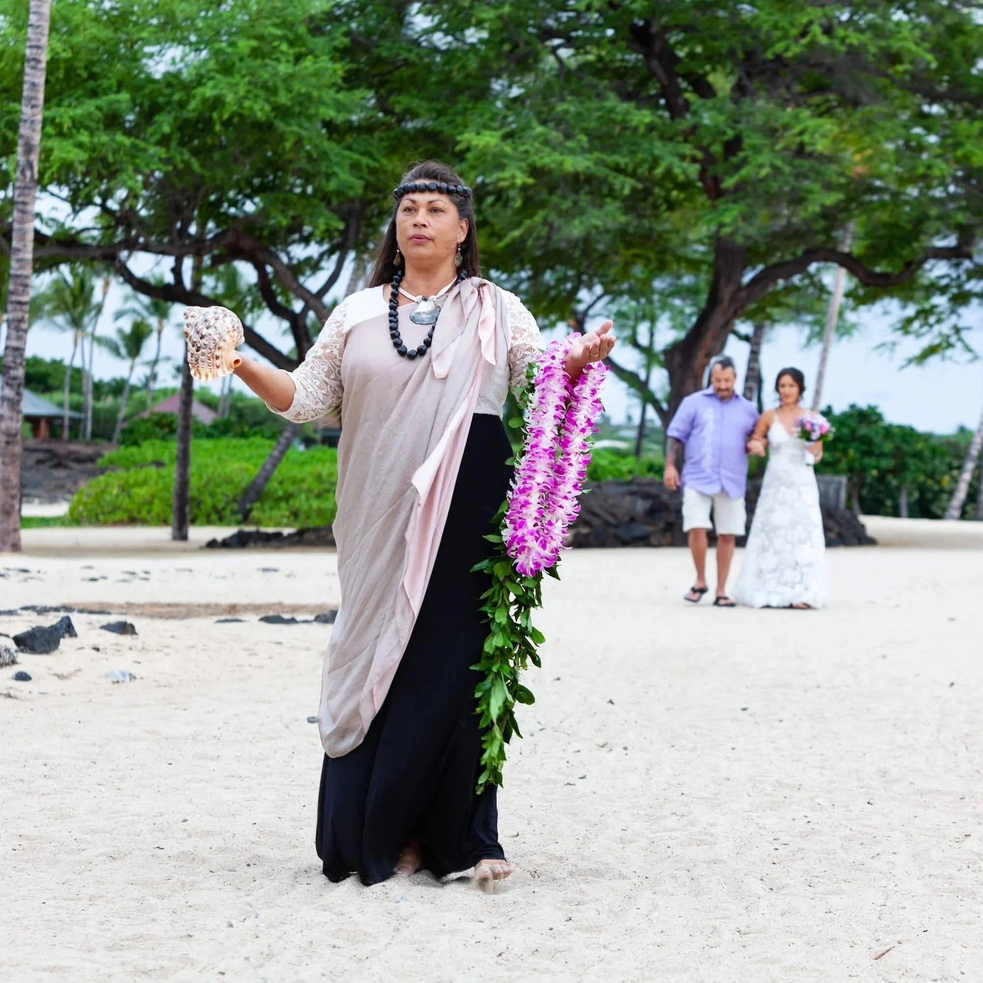 Hawaiian Officiant starting a Hawaiian Wedding Ceremony
