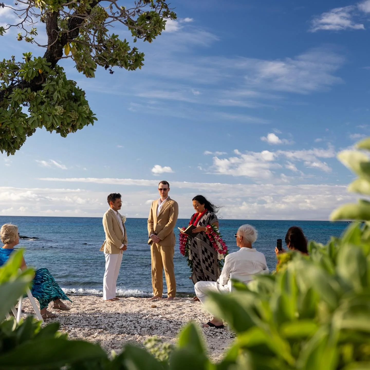 ✨Love knows no borders &mdash; and neither do we. 🌈💍
All the way from Singapore to the shores of Hawaiʻi, these two incredible souls trusted Beach Glass Weddings to bring their dream elopement to life. From coordinating every last detail to curatin