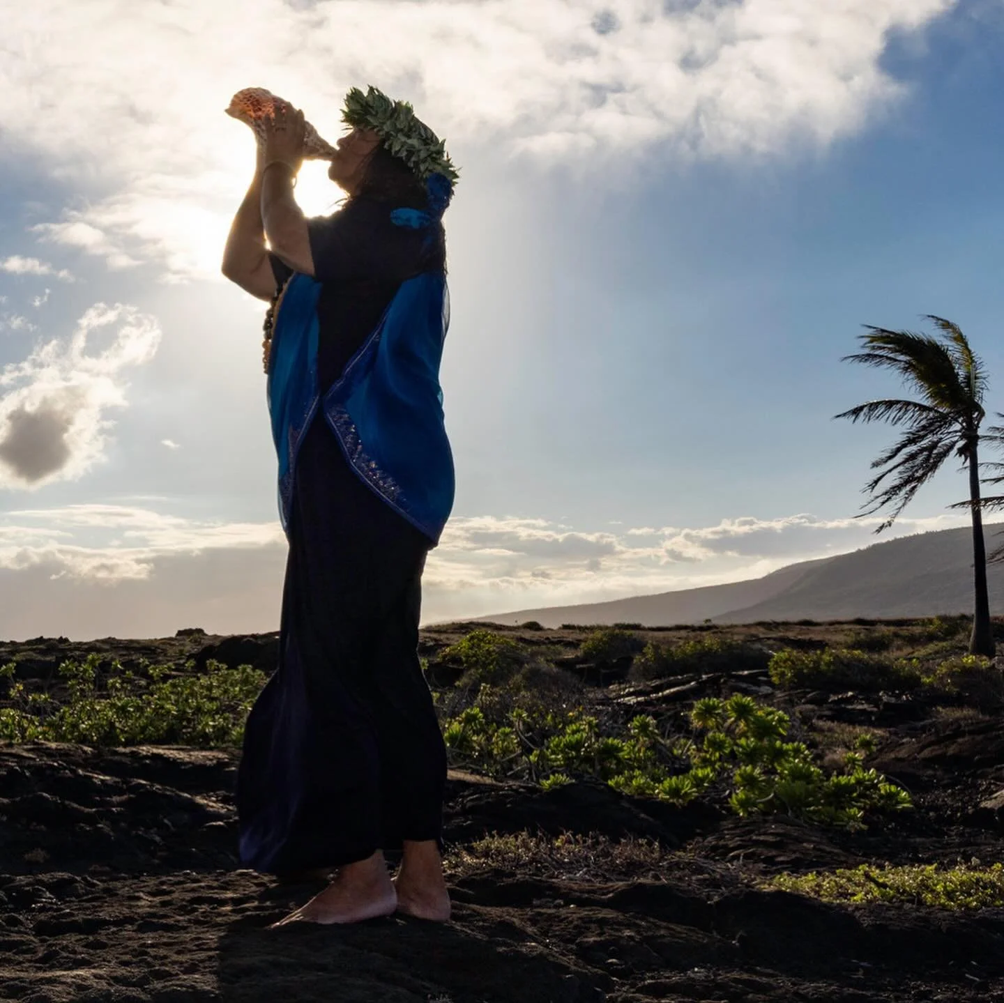 ✨ Eloping at Hawai&lsquo;i Volcanoes National Park ✨ This couple chose a breathtaking cliffside beside a lush palm forest for their vows &mdash; a truly secluded and magical place. Beach Glass Weddings planned every detail, and Michaela Larson perfor