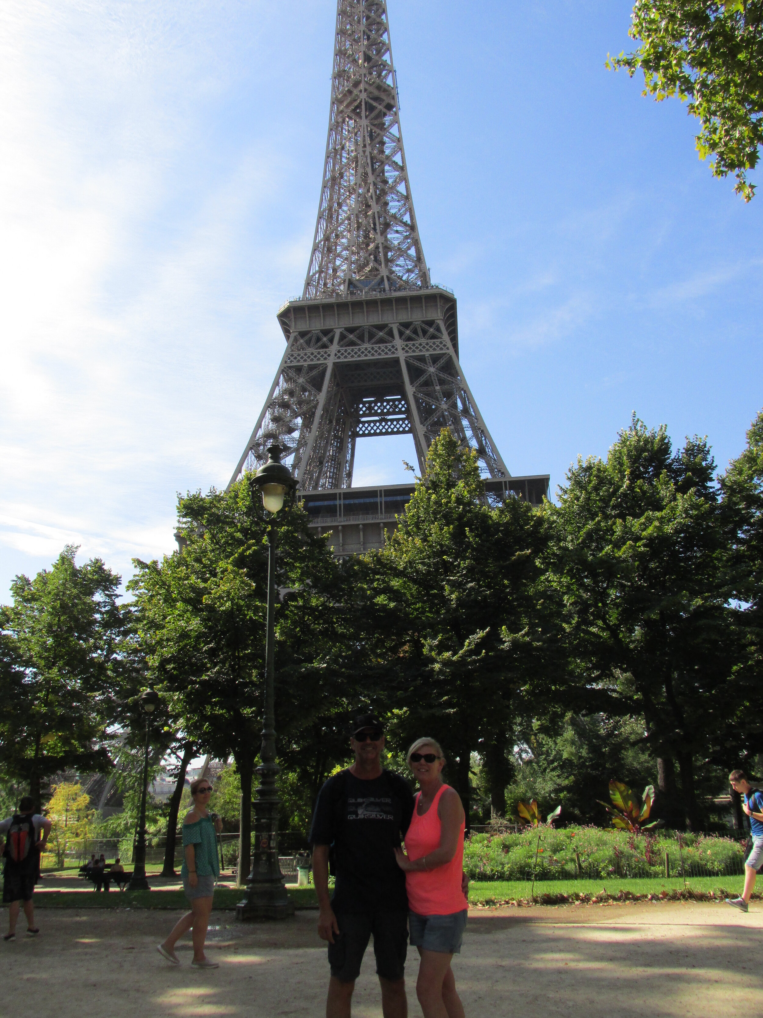 Eiffel tower Paris.jpg