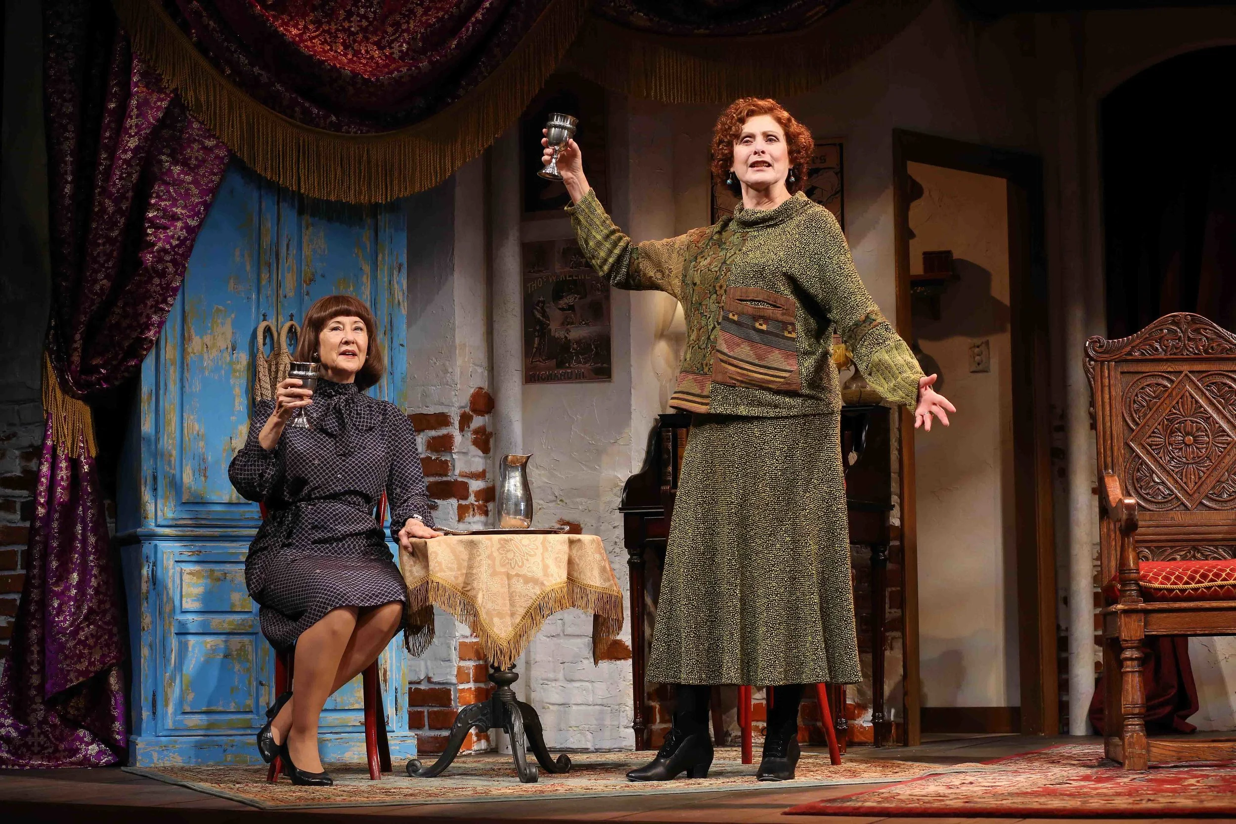Charlotte Schoen (Mia Dillon), Lettice Douffet (Kandis Chappell) (photo: Carol Rosegg)
