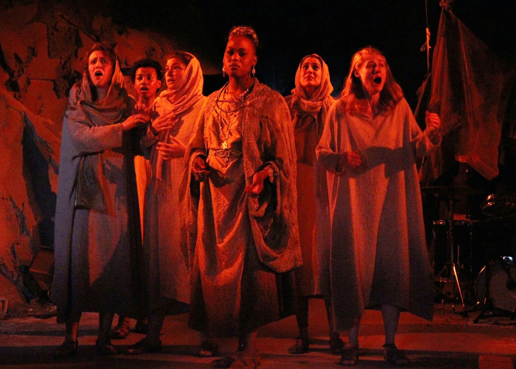 The Trojan women (Danielle Chaves, Kineta Kunutu, Evelyn Giovine, Antoinette Crowe-Legacy, Sohina Sidhu, Rachel Kenney) (photo: Leandro A. Zaneti)