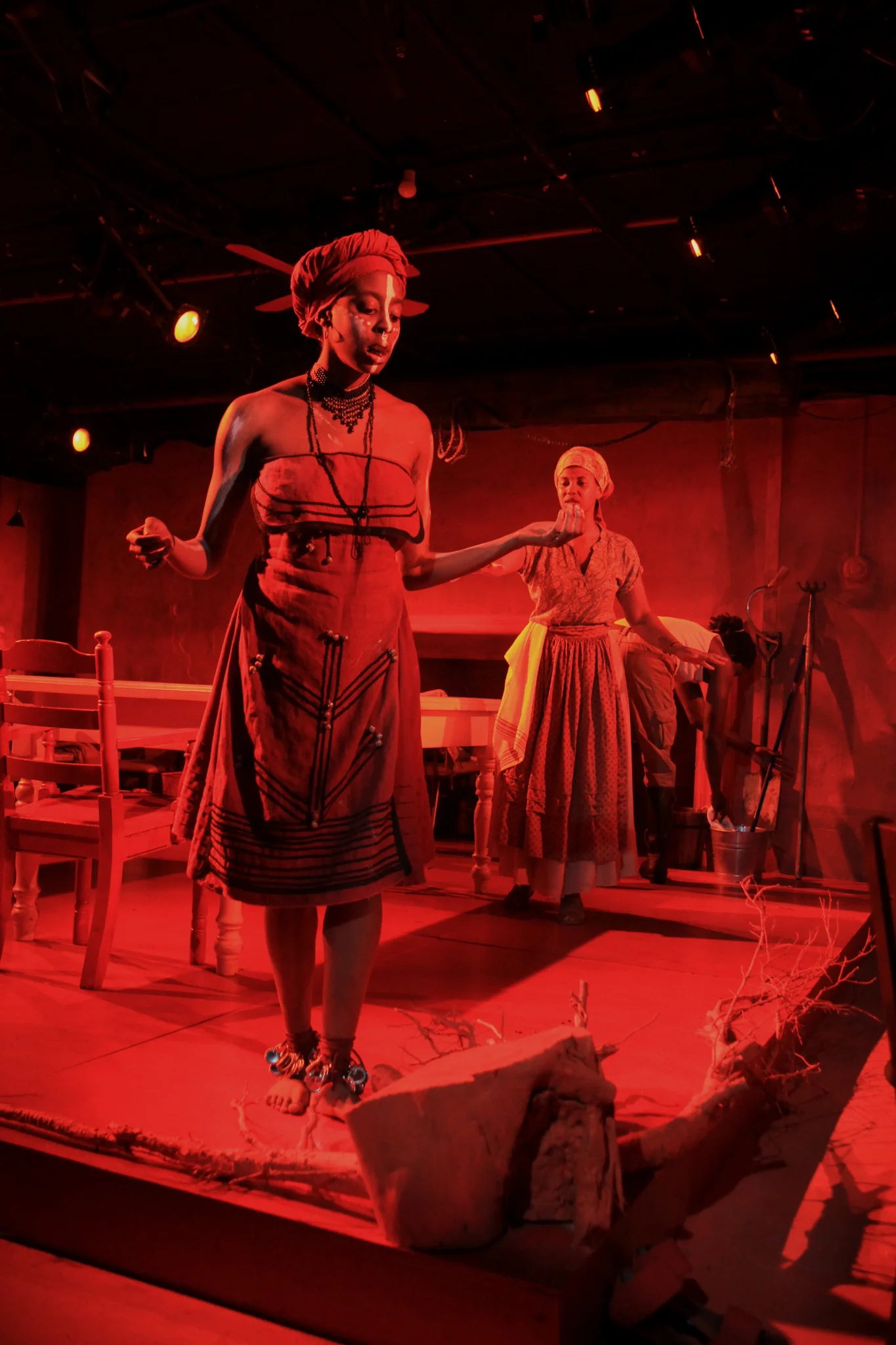 Ukhokho (Amandla Jahava), Christine (Kineta Kunutu) (photo: Yaara Bar)