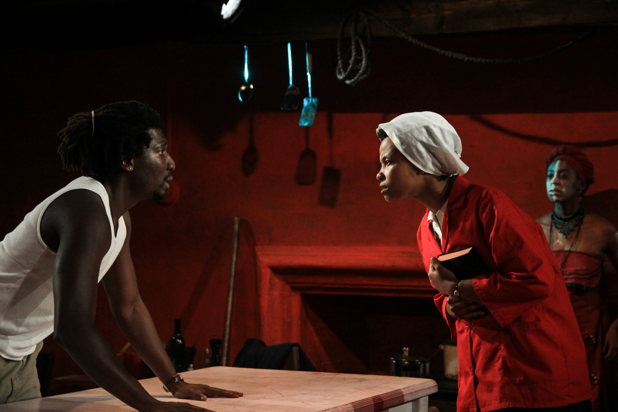 John (James Udom), Christine (Kineta Kunutu), Ukhokho (Amandla Jahava)