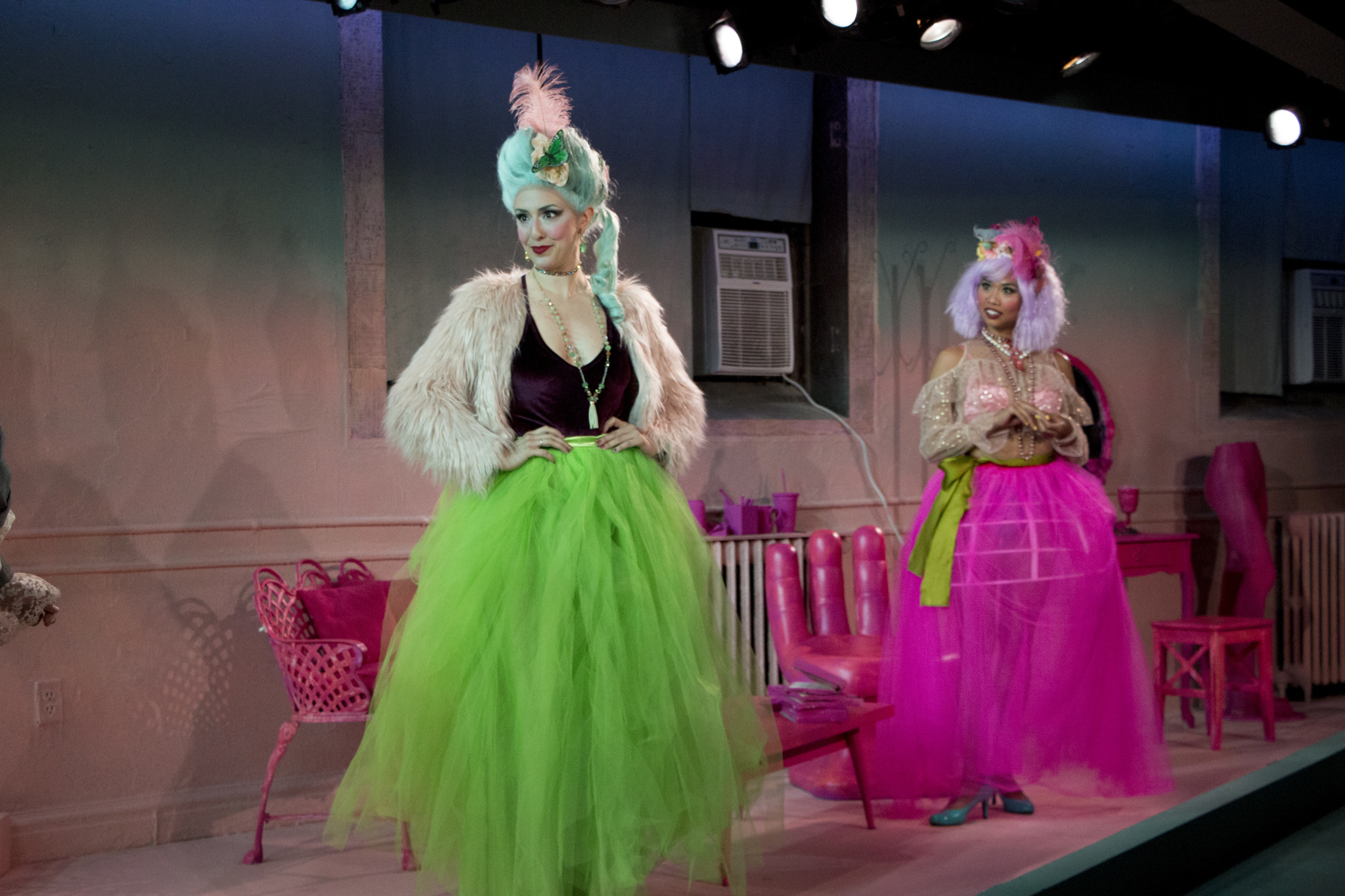 Regan (Danielle Chaves), Goneril (Francesca Fernandez McKenzie) (photo: Elsa Gibson Braden)