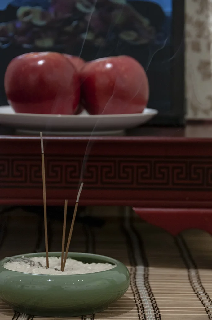 Mom, I can get married now! Installation: performance documentation, apple soju, soju glass, incense, rice, incense holder, apples, ceramic plate, bamboo curtain, 밥상, wallpaper. Installation view.