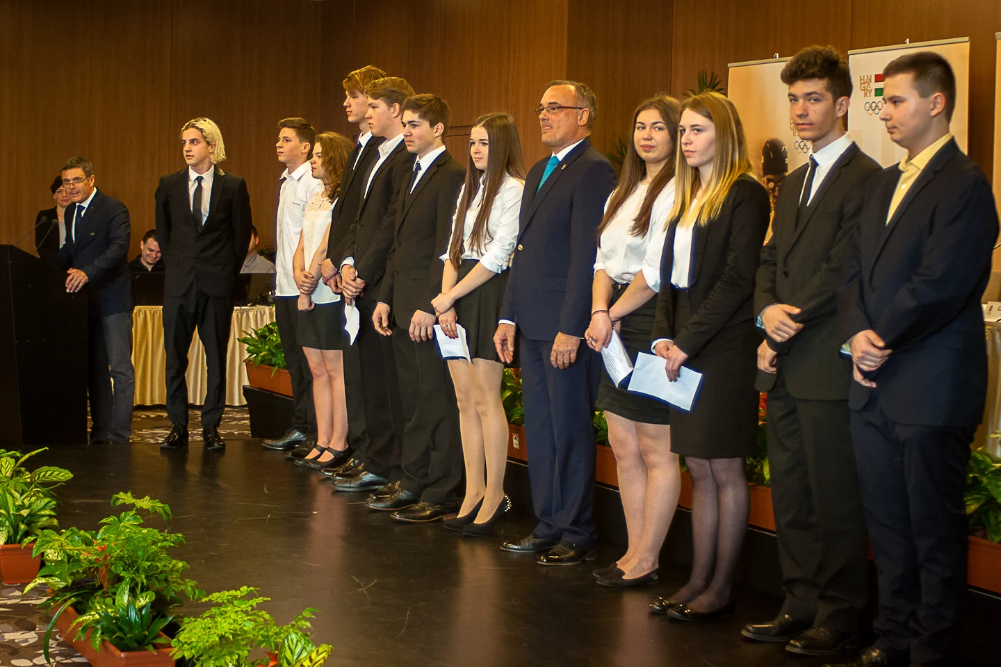 A lillehammeri Ifjúsági Olimpiára utazó csapat. Szász Csongor a jobb szélen, Fehér Zsófia jobbról a negyedik (Fotó: MSBSZ/Pintér László)