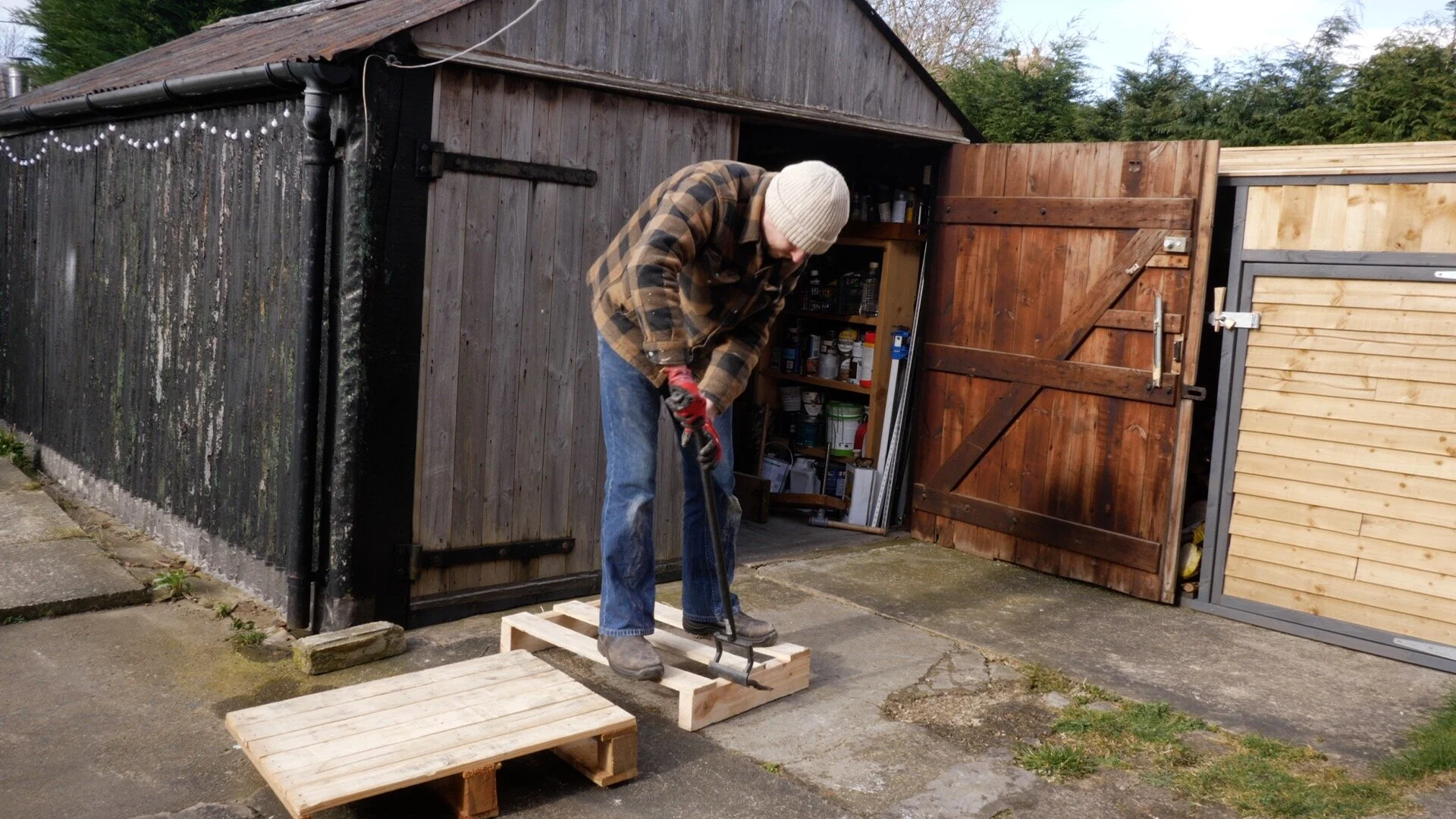 braking up pallets .jpg