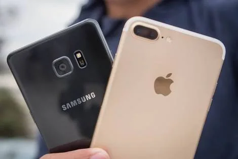 A Samsung phone and an IPhone 