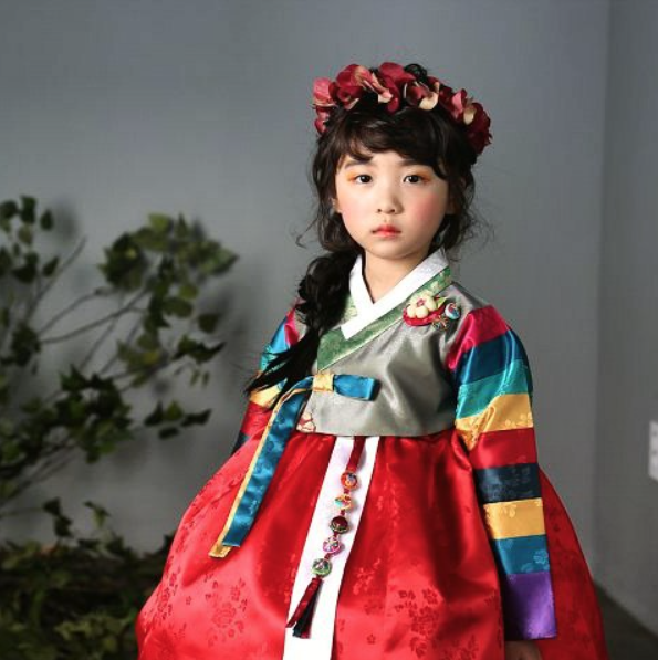 Korean photographer Sung Chul Chang has captured stunning images of children wearing Hanbok. Photo: sung.chul.chang ( https://instagram.com/studio_creah ) Model: 신린아