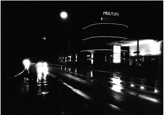 Frascati Haus, regnerische Nacht, Barytabzug