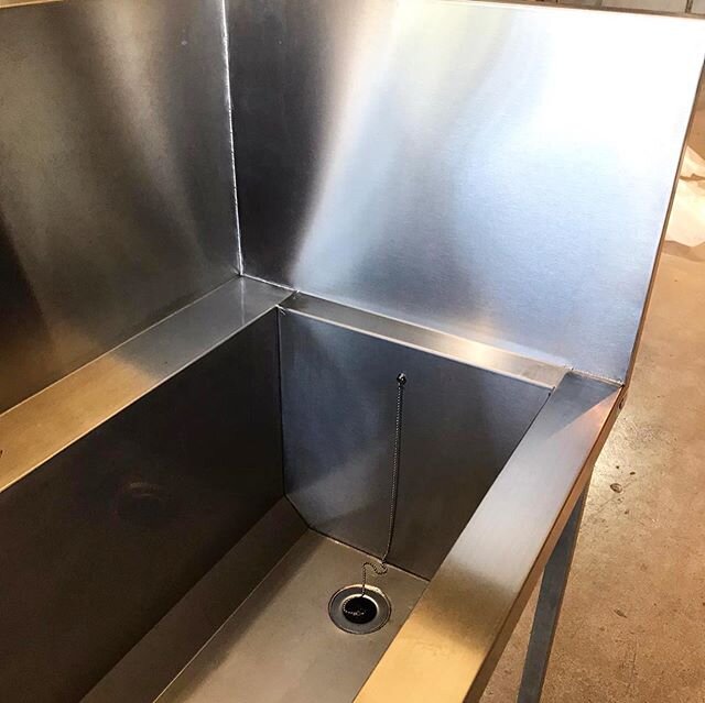 Equipment not just for kitchens! This bespoke trough sink heads for its new home at packaging manufacturers @westrockcompany .
.
#manufacturing #britishmanufacturing #stainlesssteel #sink #commercialsink #engineering #madeinbritain #special #madetome