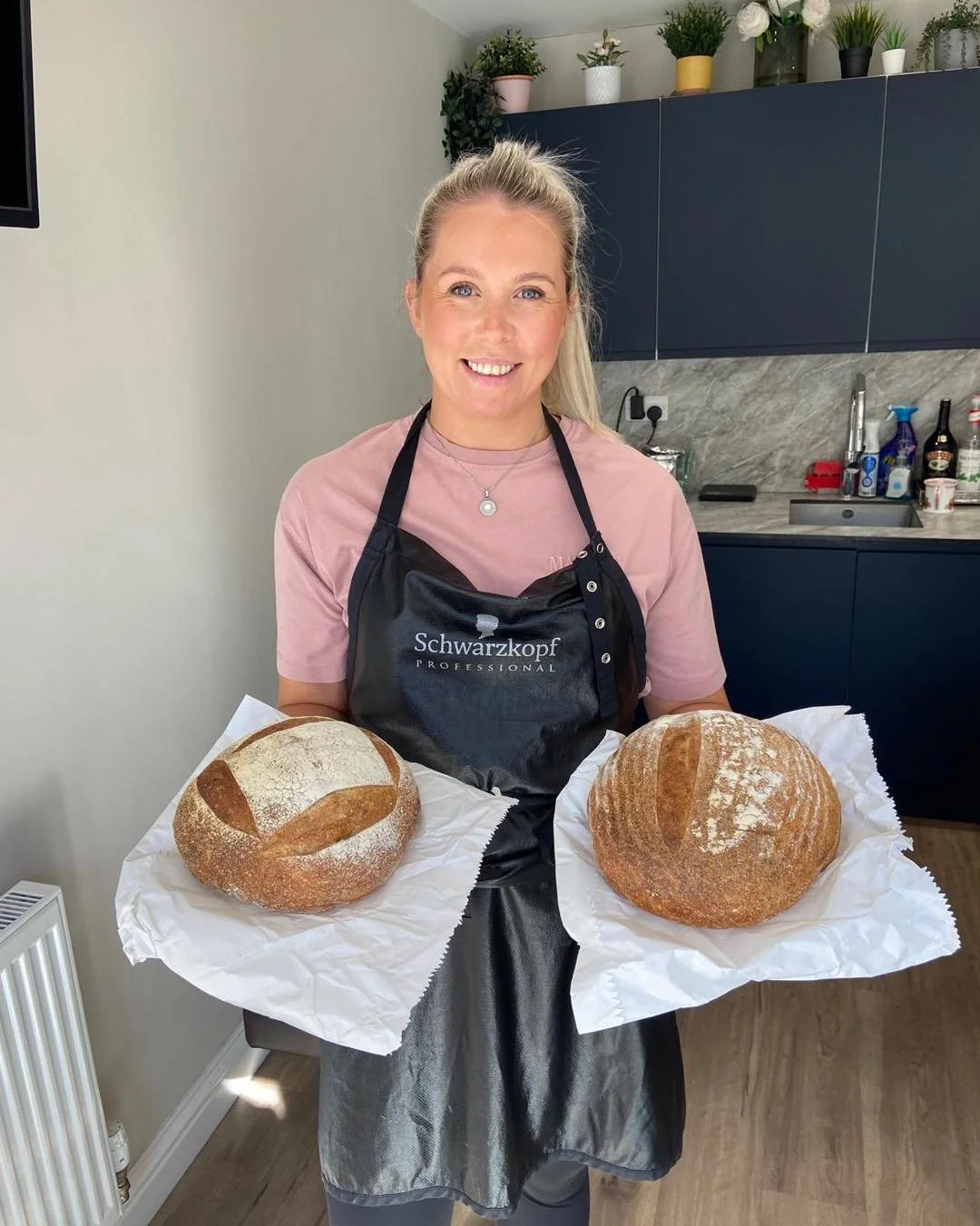 This #sourdoughseptember Target&rsquo;s MD David surprised the lovely Steffy of @sduffyhair with not one but two #sourdough loaves freshly baked in the hounouniverse CombiSlim oven!!
.
Who will you surprise this #SourdoughSeptember ?

realbreadcampai