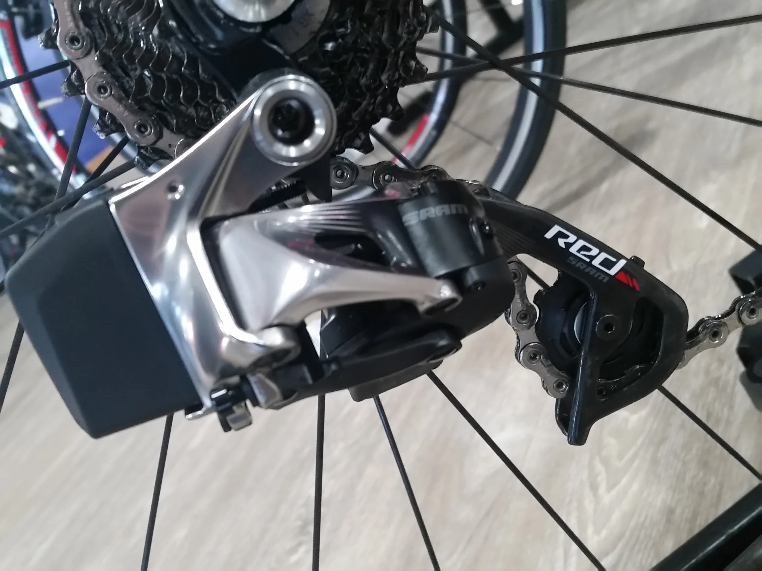 Look ma, no wires. Rear Derailleur, the small black piece is the battery.