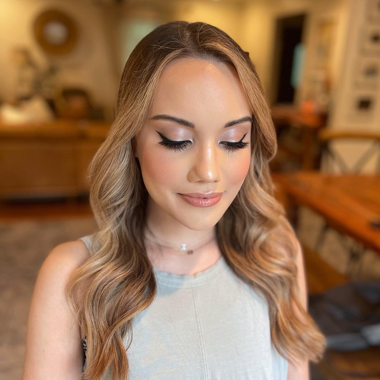 Got this beauty ready for a fun dinner with a smokey wing &amp; a soft eye featuring some of my favorites from @ctilburymakeup 🥂

#MakeupByMelanie #mua #charlottetilbury #destinationmakeupartist #travelmakeupartist #nolamua #neworleansmakeupartist #