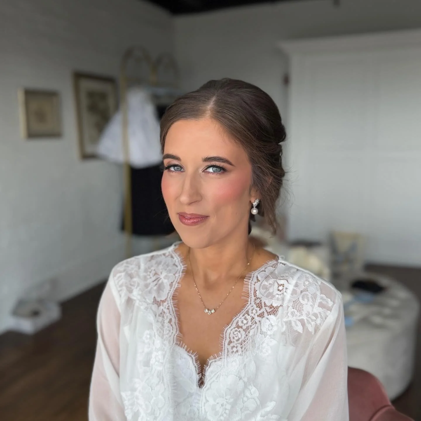 I need everyone to take a minute &amp; look at her SKIN!!!!! Insanely gorgeous, @emily_nhek_ !

#makeupbymelanie #bridalmakeup #neworleansmakeupartist #batonrougemua