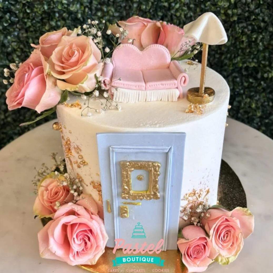 Home is where the heart is, and where the cake is! 🏡✨ So thrilled to help celebrate this new chapter with a sweet treat loaded with beautiful blooms. May their new home be filled with as much love and sweetness as this cake. 🌸🎂 #Housewarming #NewB