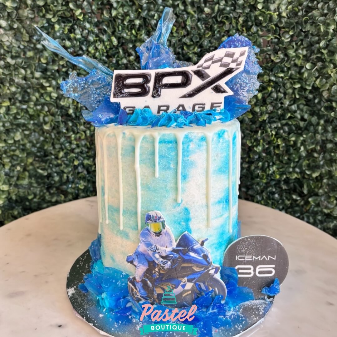 Had a blast bringing this custom motorcycle cake to life! 🛠️ From the edible biker details to the blue ice details, this was all about passion for the open road. Hope your day is as epic as this ride! 🏍️🖤 #MotorcycleCake #BikerCake #CakeDesign #Bi