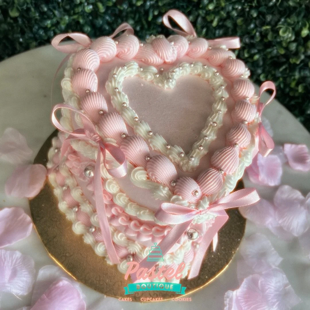 Heart cakes are never out of style! 🎀Book yours today! 🎀 
#pastel #pastelboutique heartcake houstoncakes #houston #bakery #customcakes