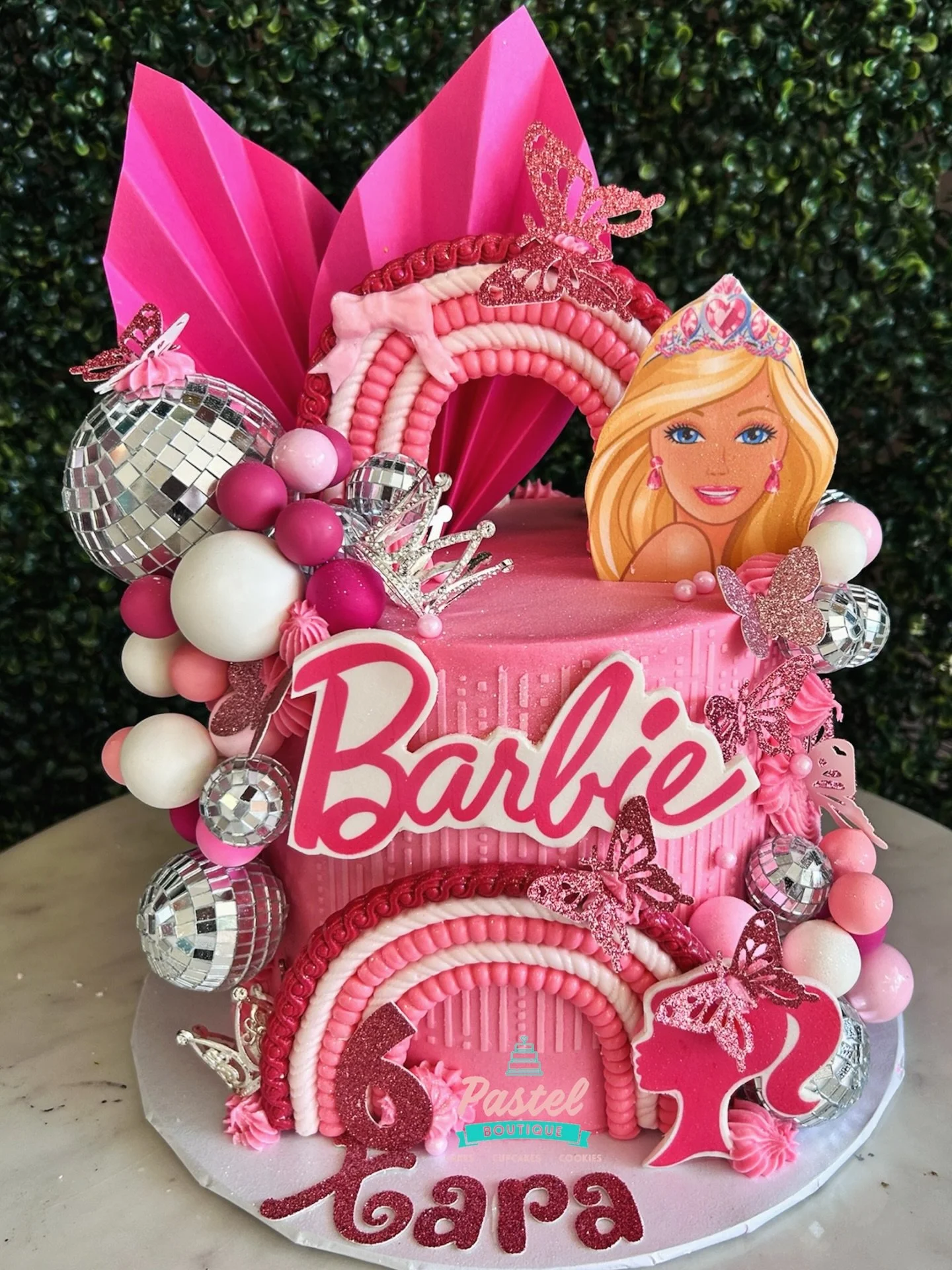 Had so much fun bringing a childhood classic to life with this Barbie cake! 💕

#cakes #customcakes #houston #bakery #pastel #pasteleria #pastelcumplea&ntilde;os #pastelboutiquehtx 
 #BarbieCake #BakingFun #CakeArt #WeekendBakes #HomeBaker #PinkPerfe