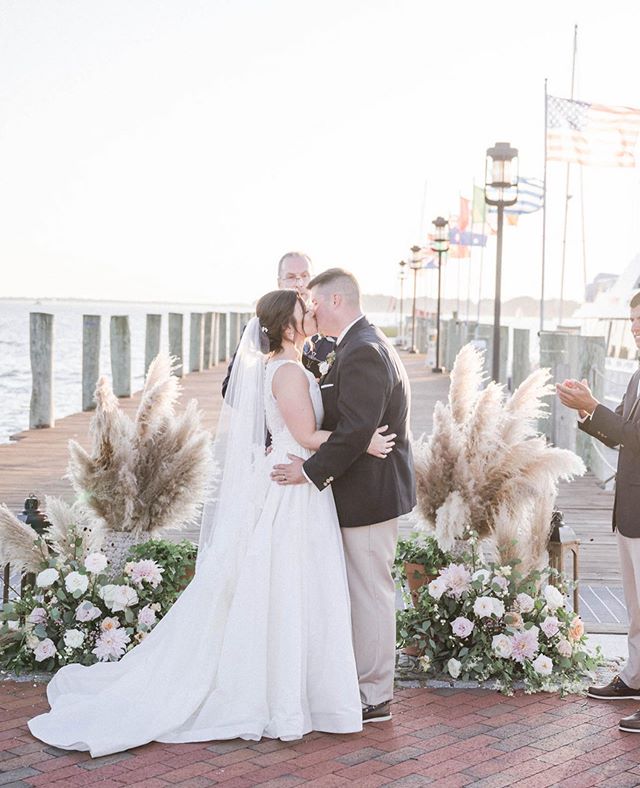 A lot of brides choose their ceremony location base in the scenery around it. Our job is to enhance that view and set the stage for the first kiss!!! This set up is quickly becoming a favorite. 🌾🌸 .
.
📷: @amacdonaldphoto