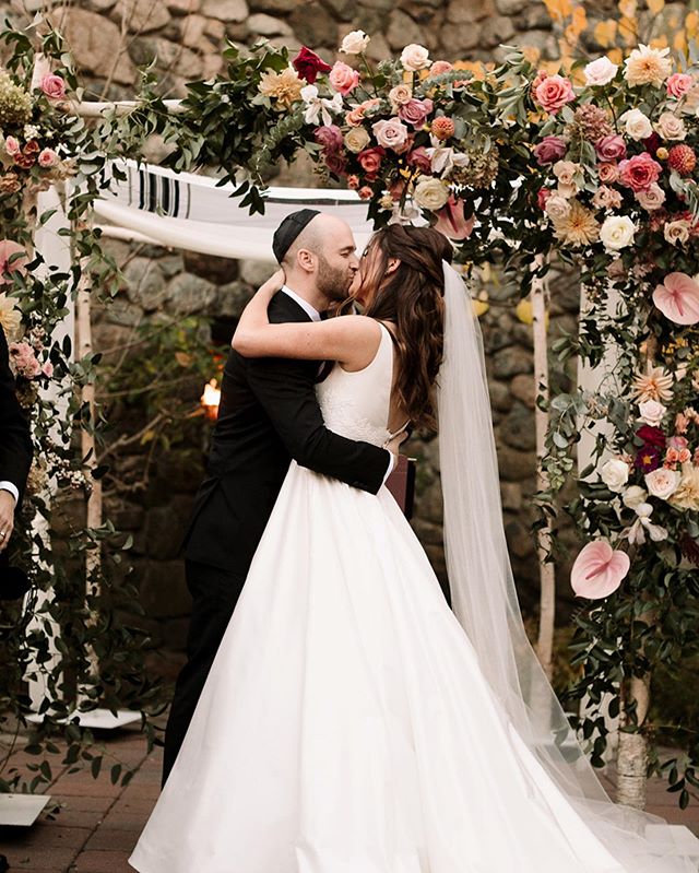 It&rsquo;s isn&rsquo;t official until it&rsquo;s sealed with a kiss 💋
.
.
.
photo: @henryandmac 
planning: @____thelittlethings____ 
rentals: @peakeventservices @latavolalinen
venue: @willowdaletoday