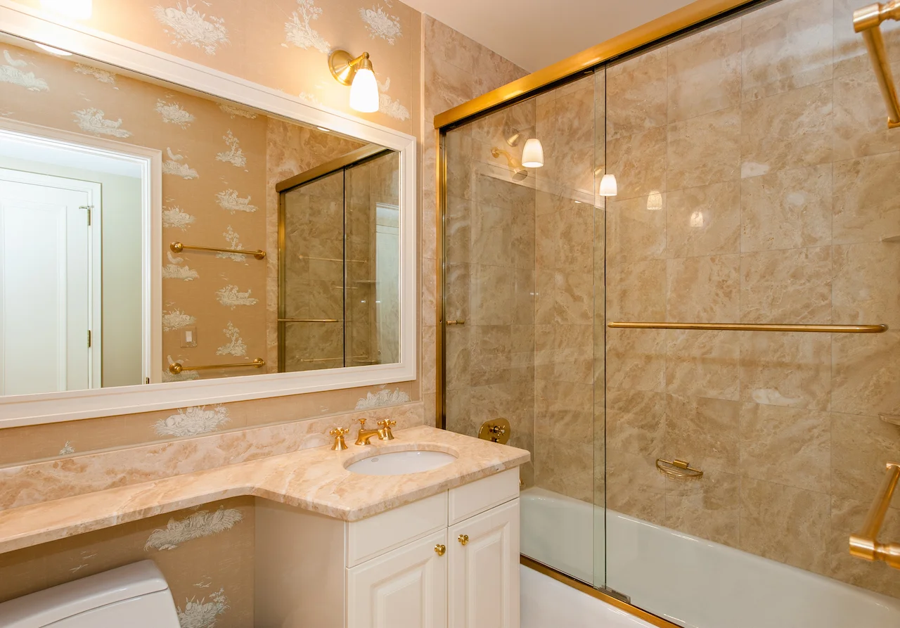 En Suite Full Bathroom