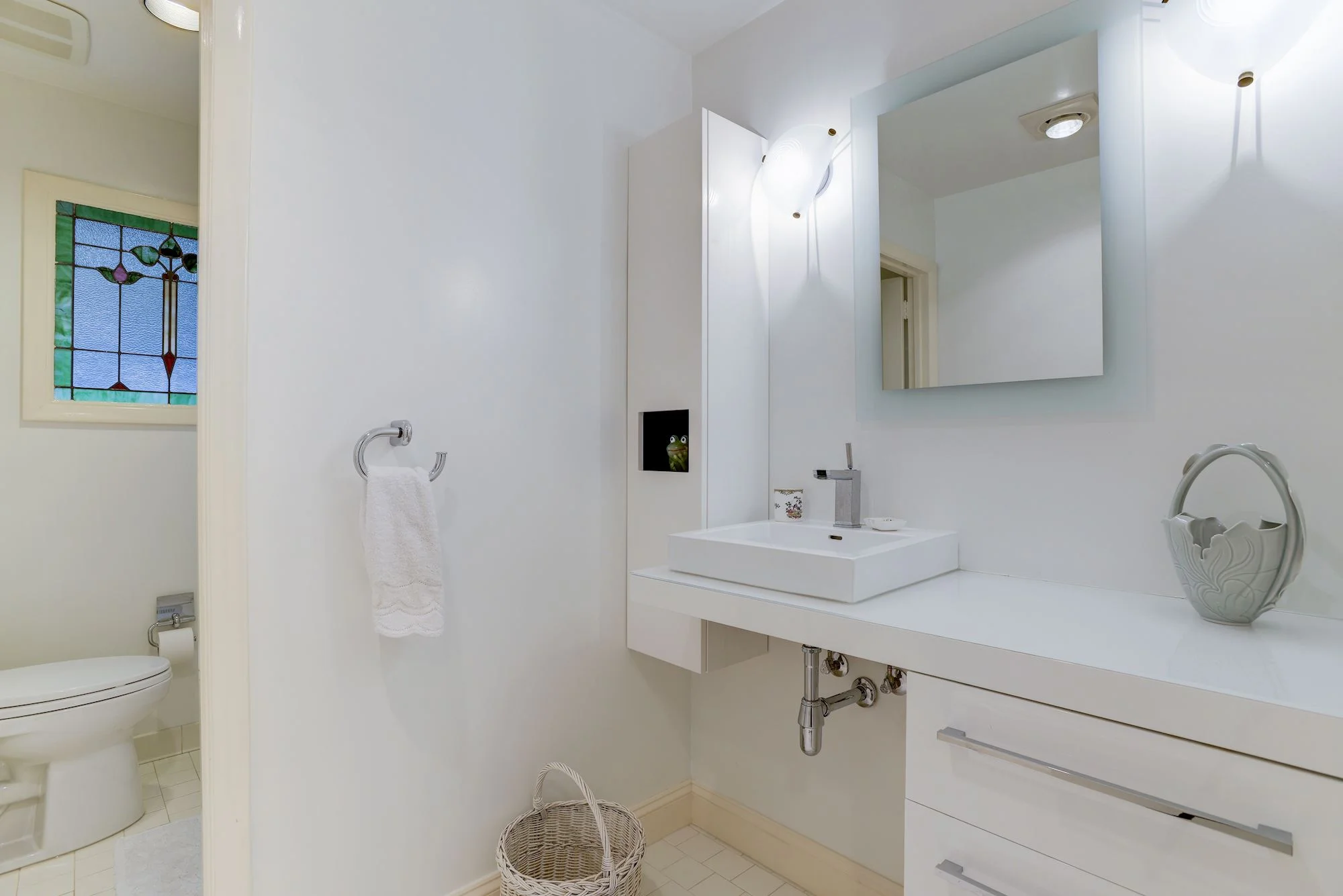 Hall Full Bathroom