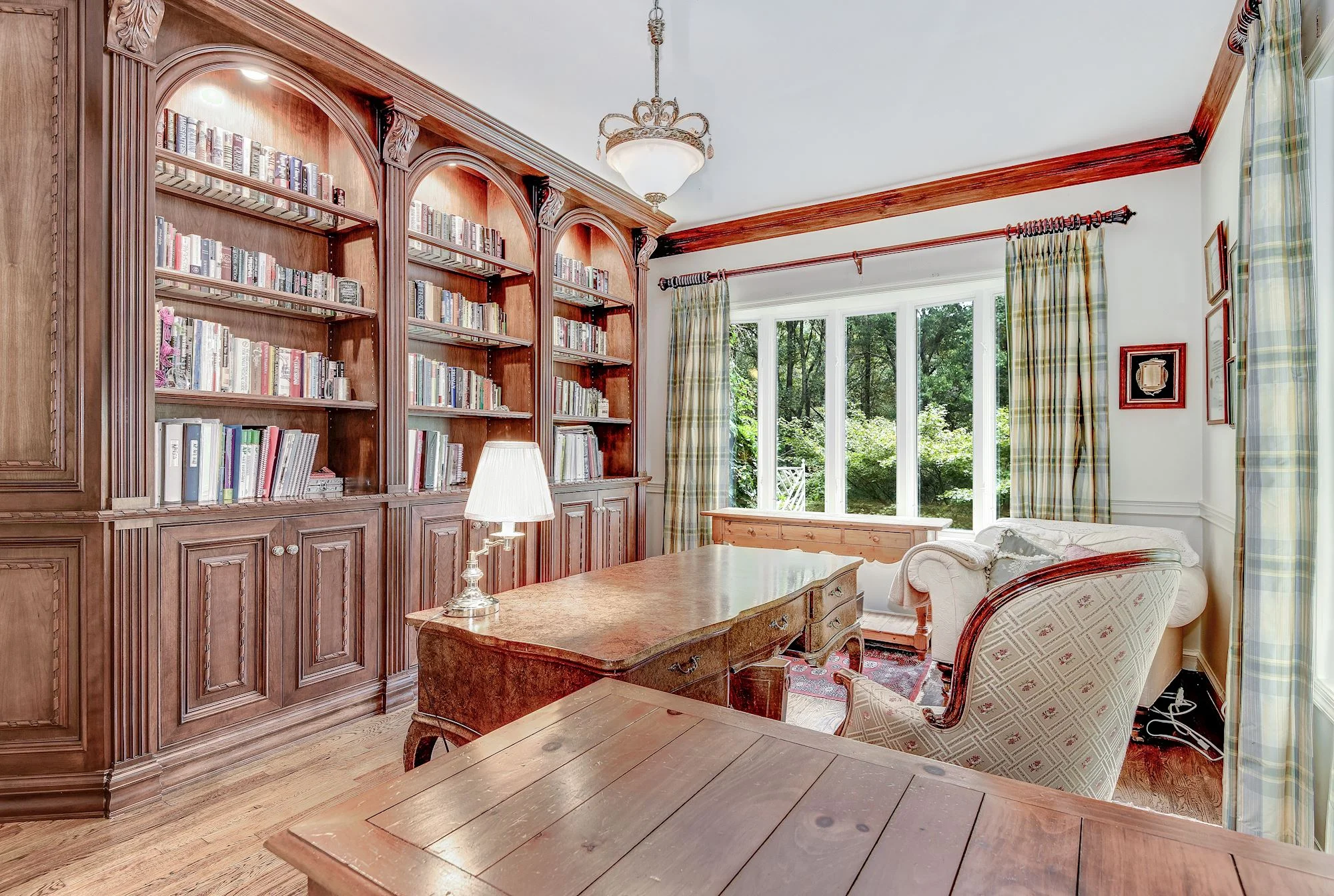 This private, main floor room with bay window, en suite bathroom and walk-in closet may also serve as a bedroom