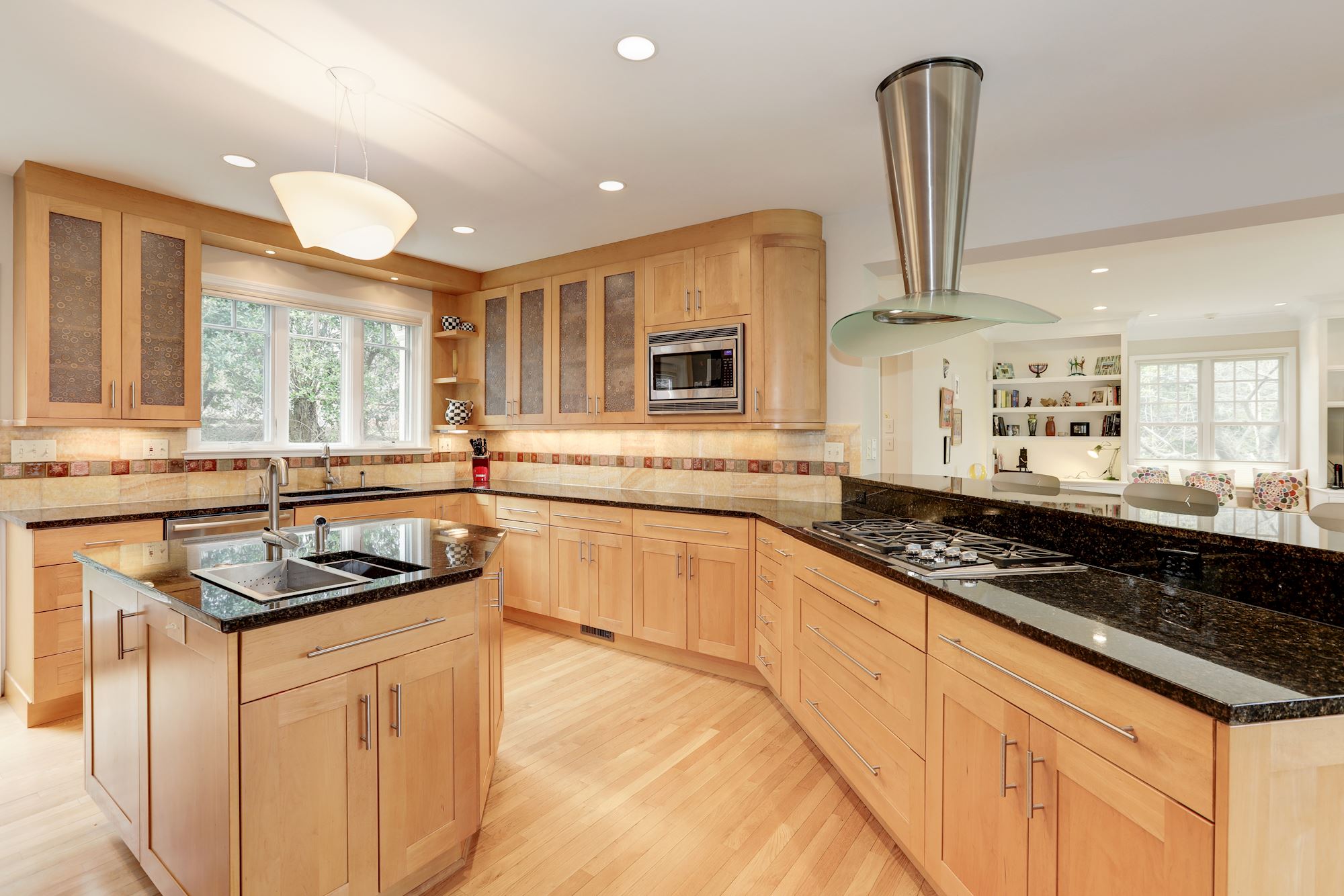 Efficient layout and generous counter space