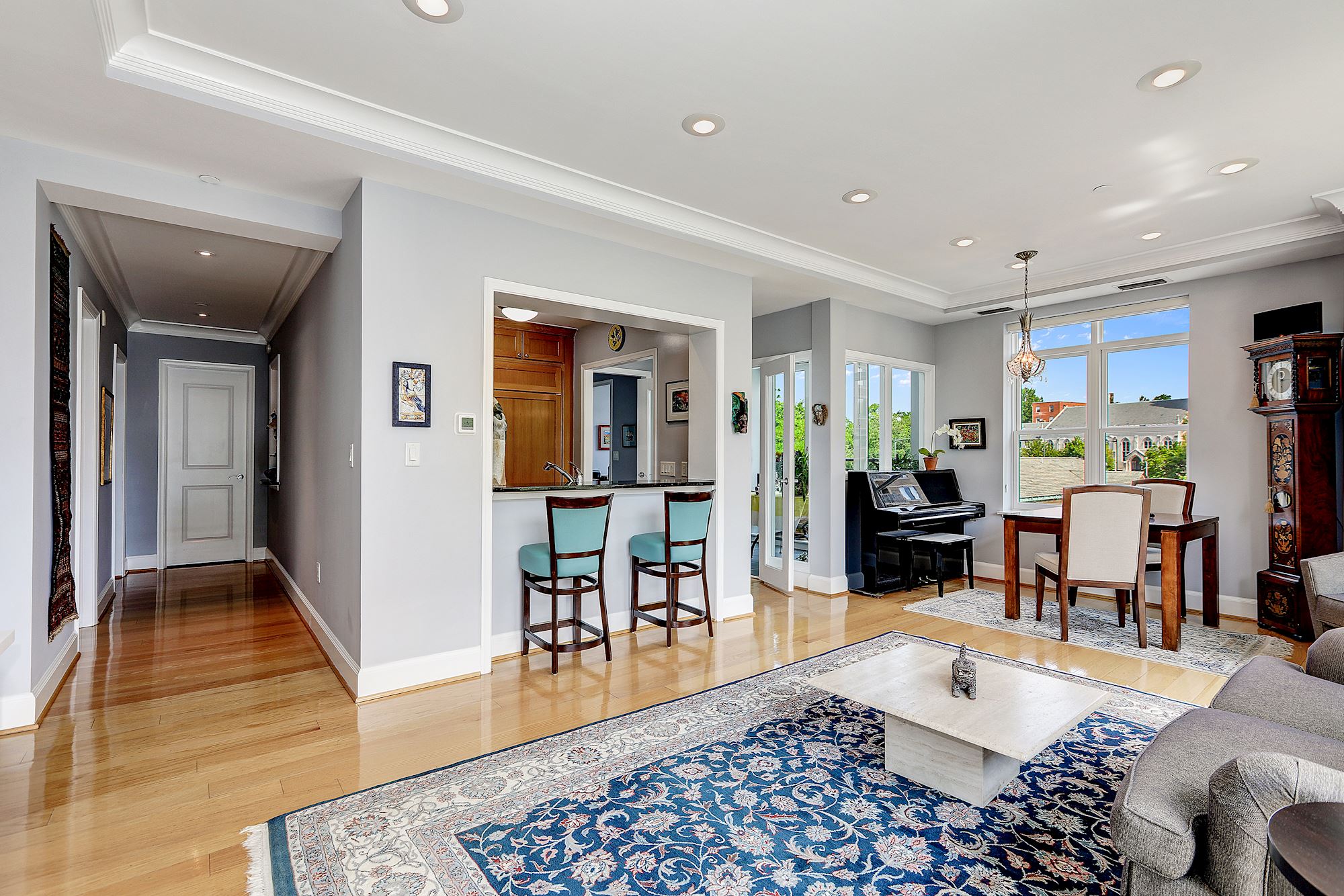 Spacious Entertaining area with Two Exposures