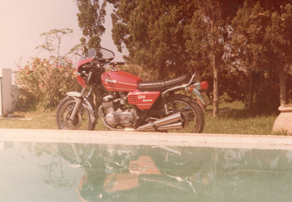 MOTO_HONDA_PISCINA.jpg