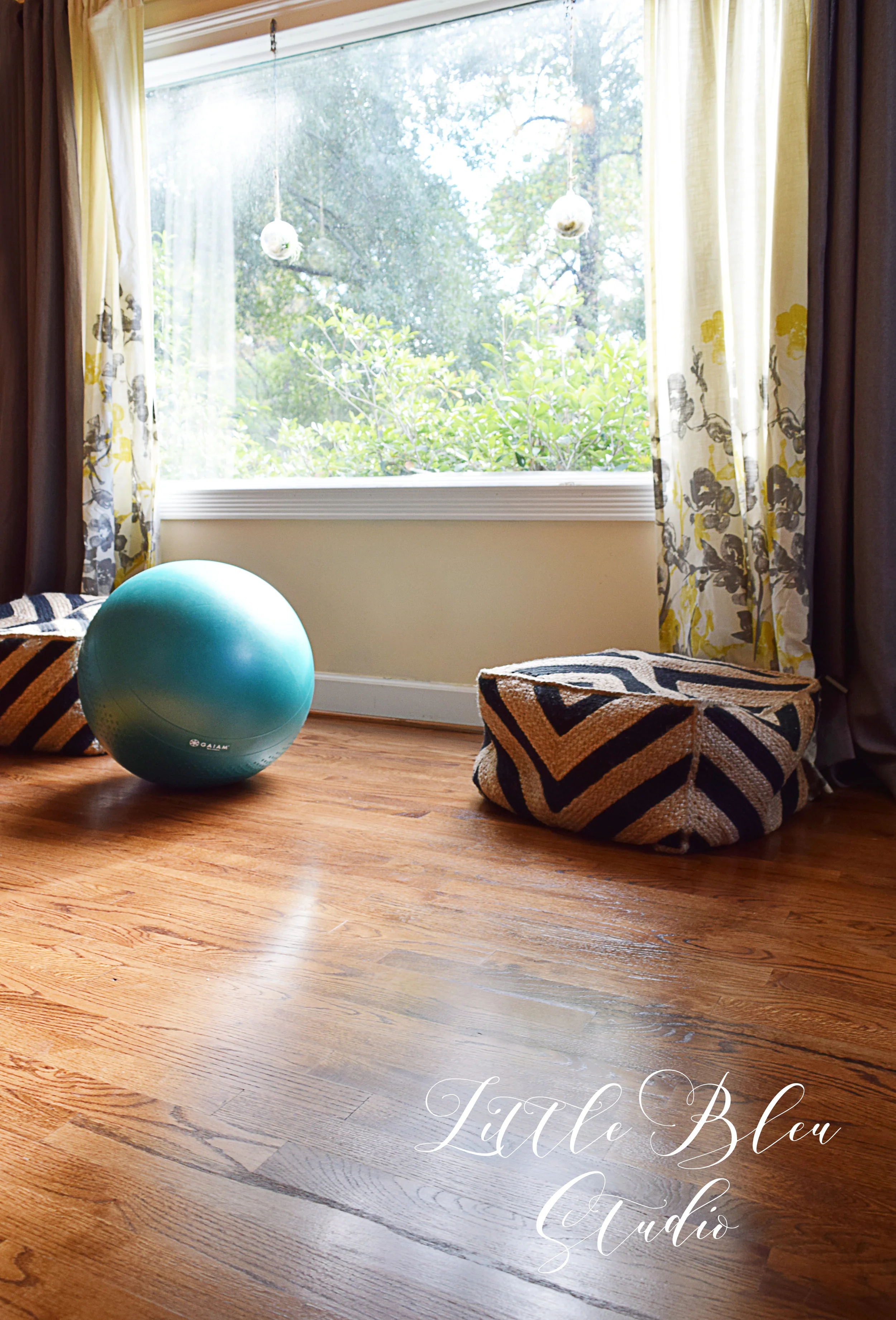 Since this space is so huge, I have another little sitting area here. This is the space that I'll have my yoga mat too! 