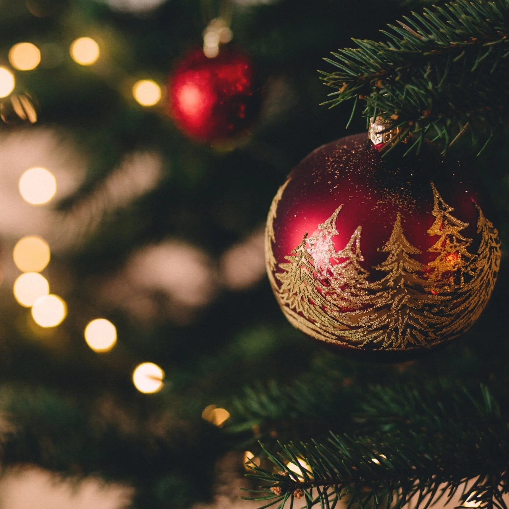 red_and_gold_bauble_2.jpg