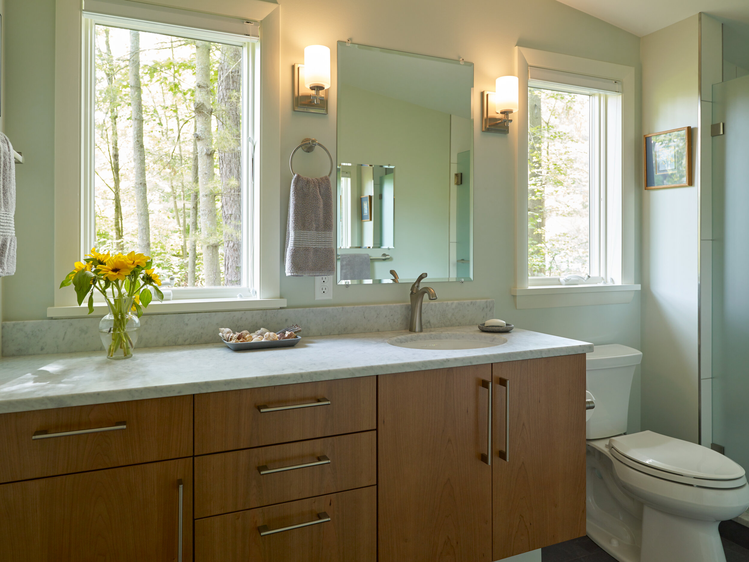  MID-CENTURY MODERN  Guest bathroom 