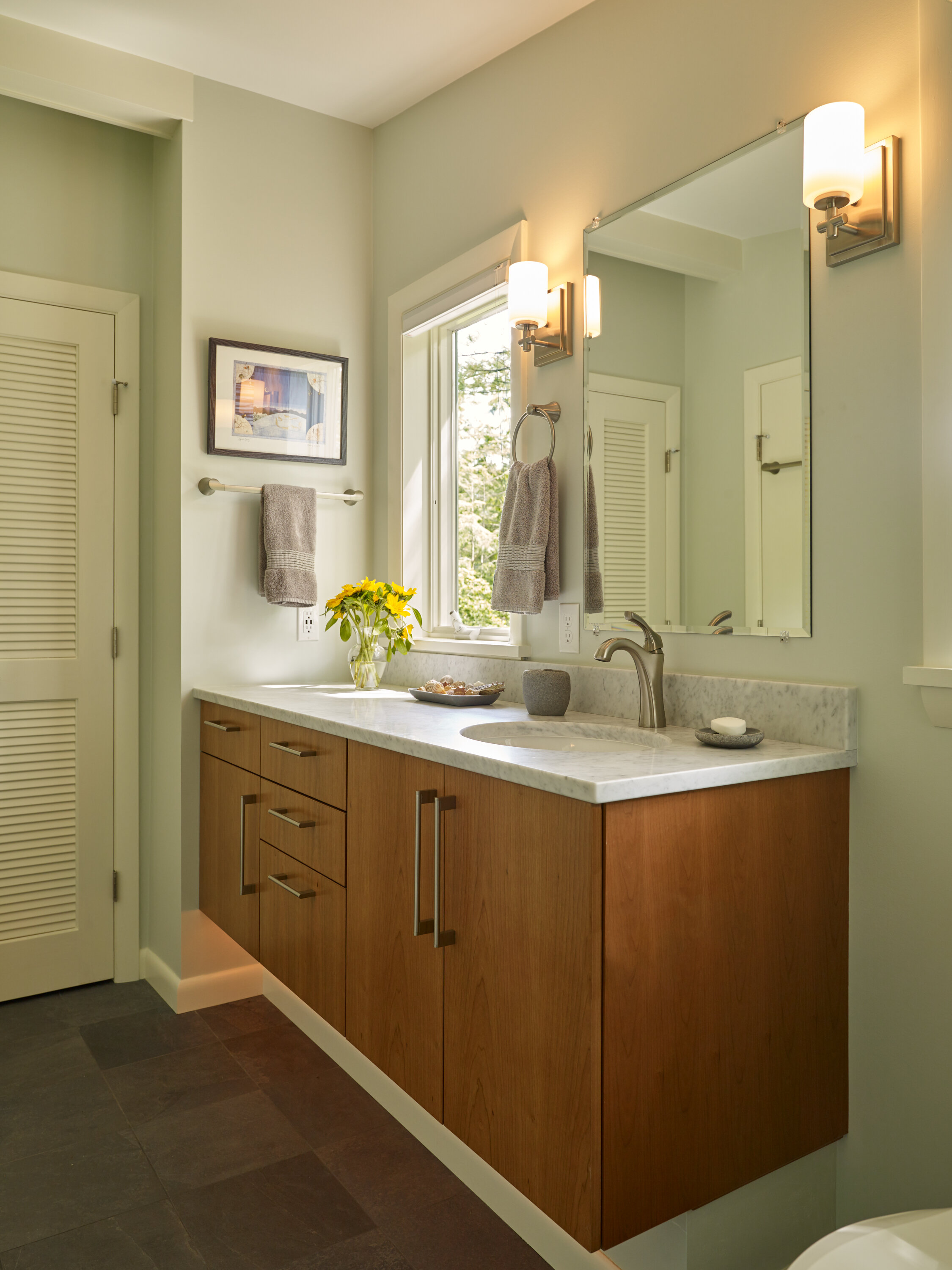  MID-CENTURY MODERN  Guest bathroom 