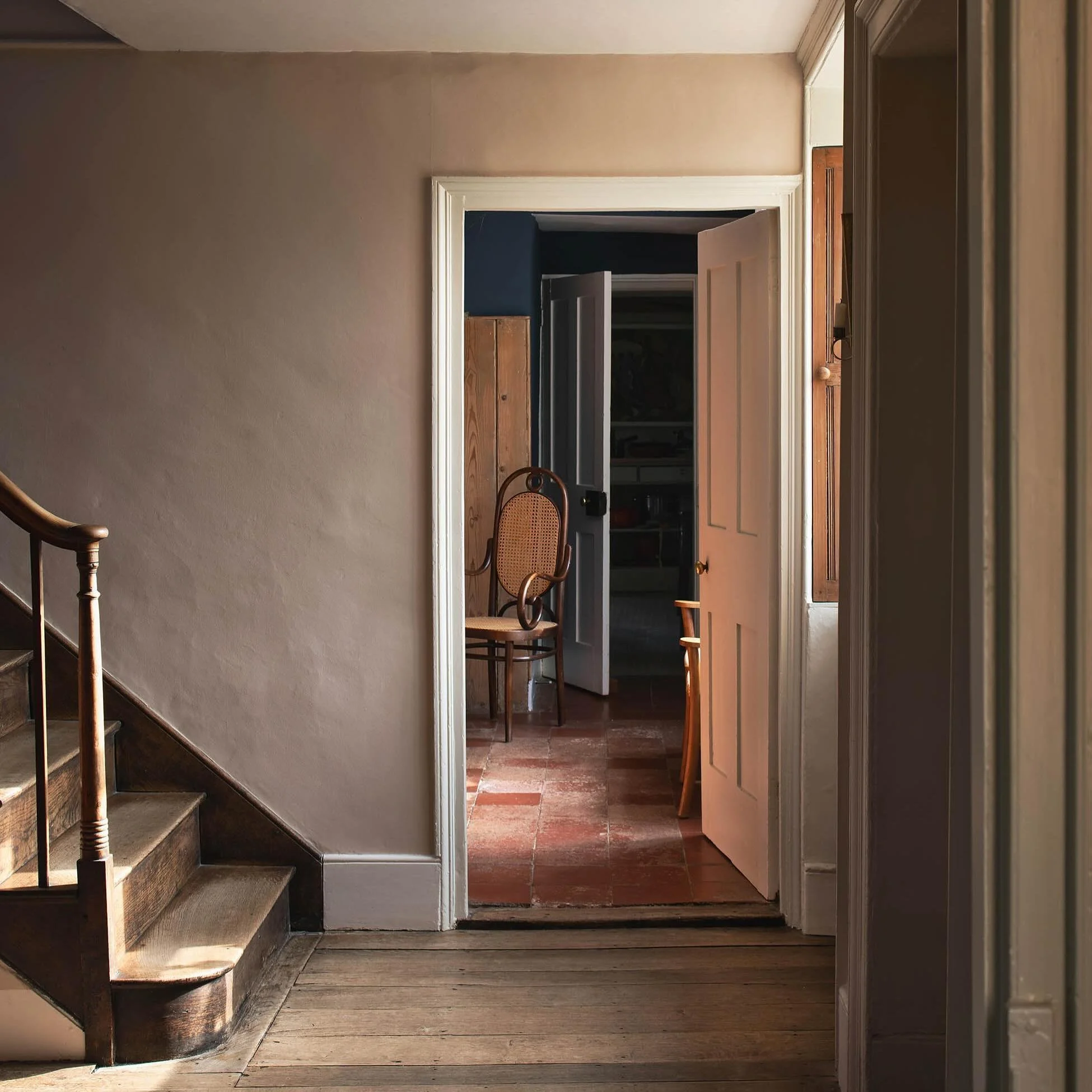 Colours like these sit effortlessly when you have good bones. Earthy pinks, walnut and terracotta - a timeless trio

Walls: Beauvais Lilac 29 @littlegreenepaintcompany 
Photography:@tomstaubynphotography 
-
-
-
-
#internationalcolourday #interiordesi