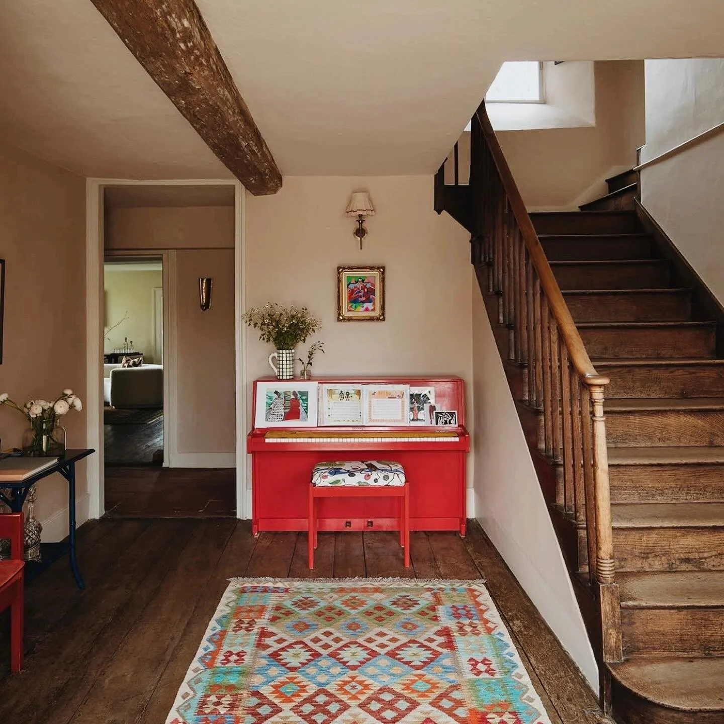 The &lsquo;unexpected red theory&rsquo; at its finest&hellip;

This glossy red piano adds the ultimate contemporary touch to this period hallway and I&rsquo;m here for it. This playful pop of red sends a warm invitation to step inside. What do you th