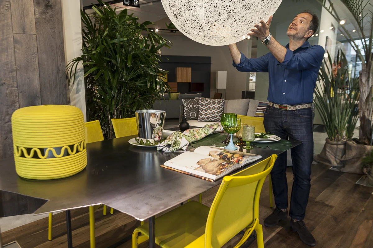 L'architetto Vittorio Battaglia controlla gli ultimi dettagli prima dell'apertura al pubblico.