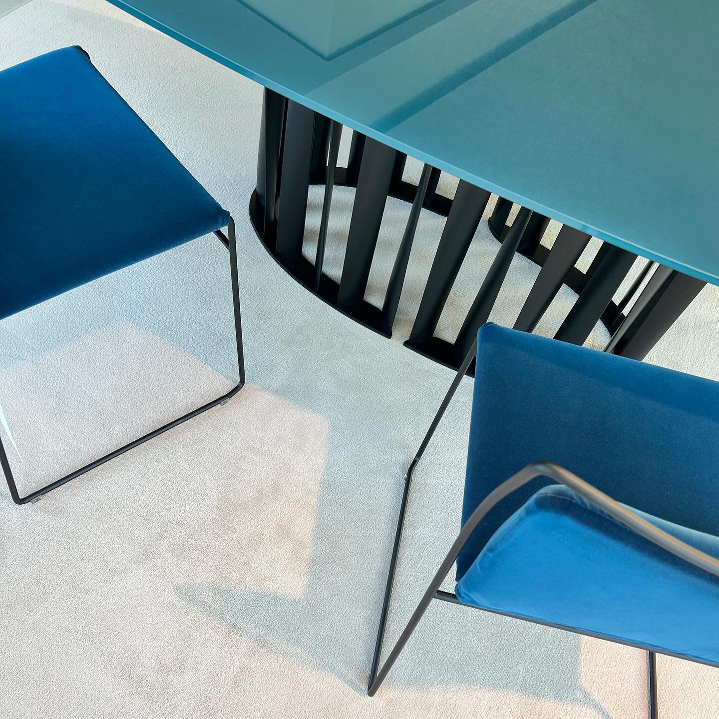 Tavolo Boboli 
Sedie Tulu

Cassina 
.
.
.
.
.
.
.
.
#cassinaofficial
#rodolfodordoni
#KazuhideTakahama
#showroom
#interiordesign
#forniture
#contemporarydesign
#moderndesign
#interiors
#design
#madeinitaly
#designinnovation
#designesterni 
#designisp