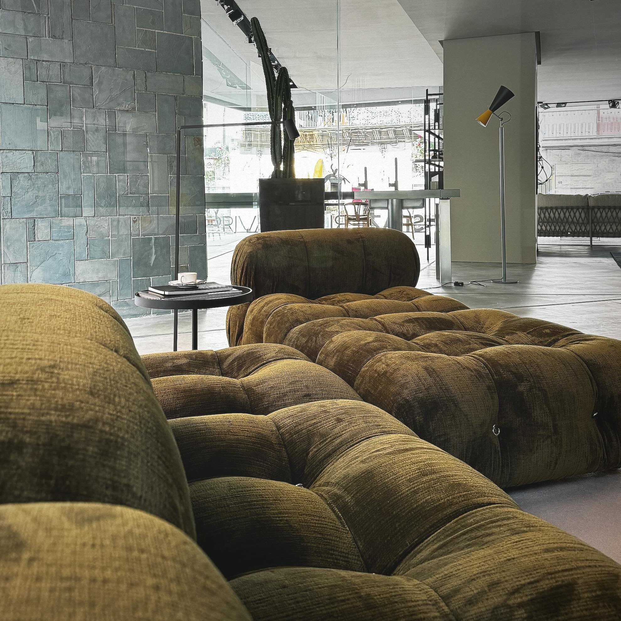 SPAZI PRIVATI - PASSIONE PER IL BELLO #bebitalia #camaleonda #sofa #camaleondasofa #mariobellini #archilovers #archiproducts #showroom #interiordesign #furnituredesign #design