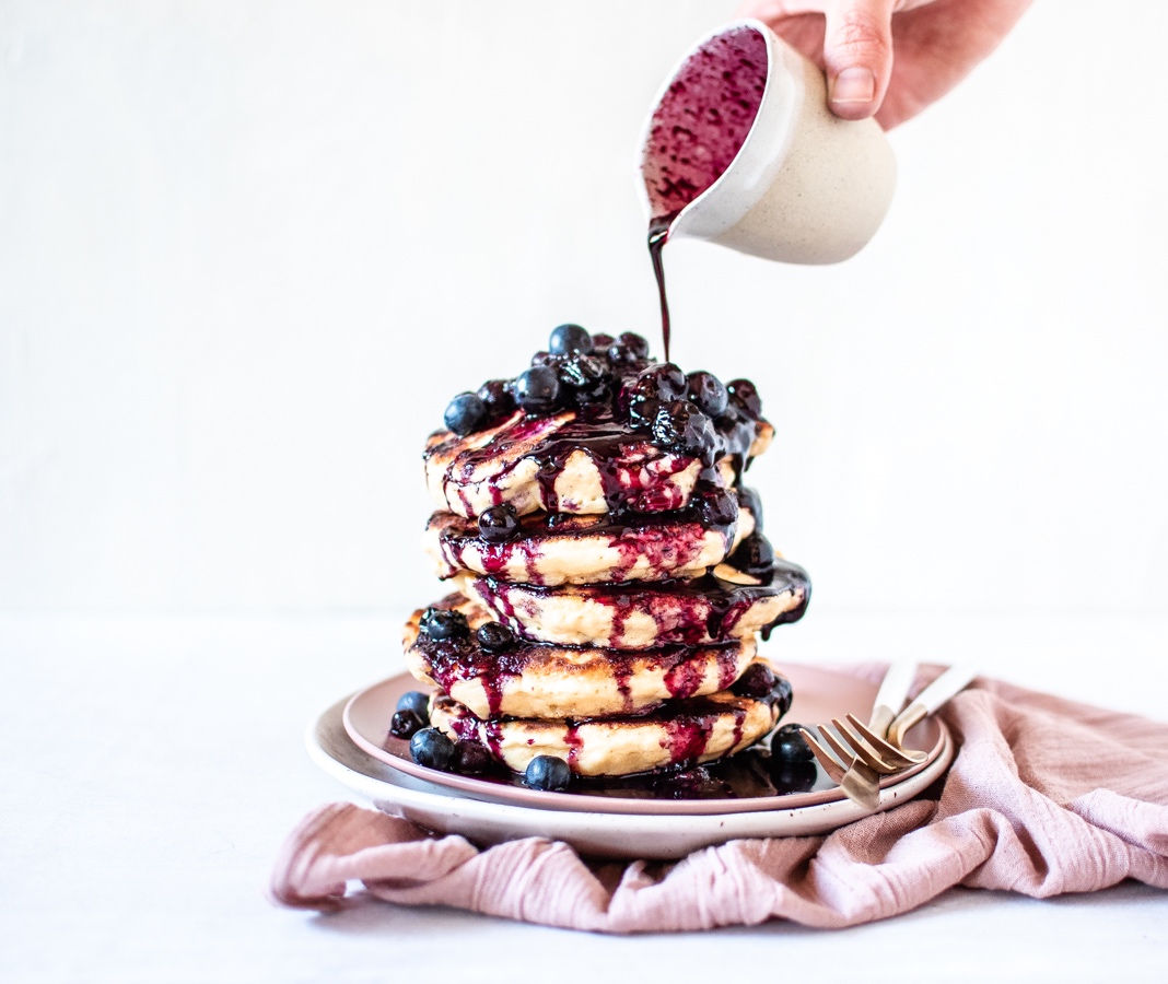 FLUFFY PANCAKES WITH BLUEBERRY SAUCE