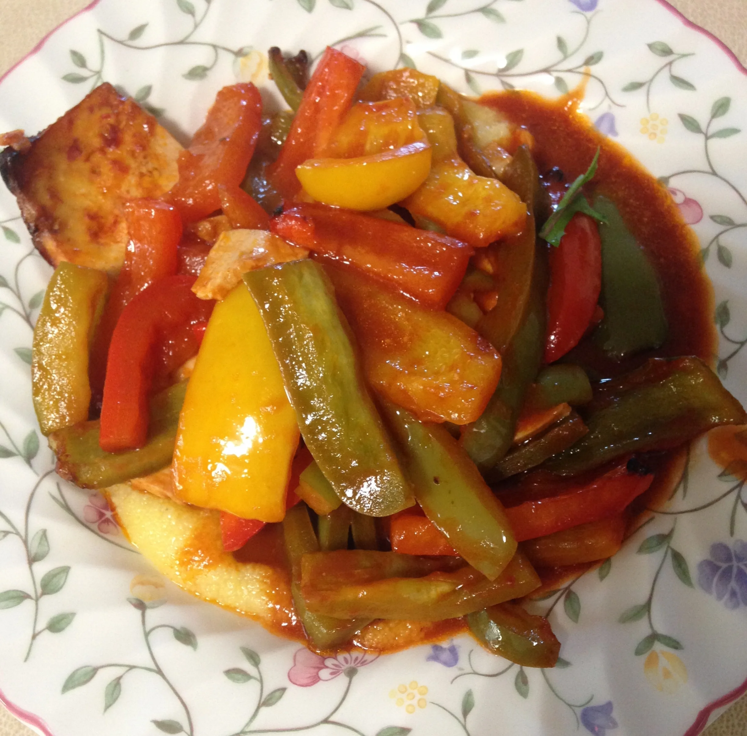 Warm salad of peppers and tofu